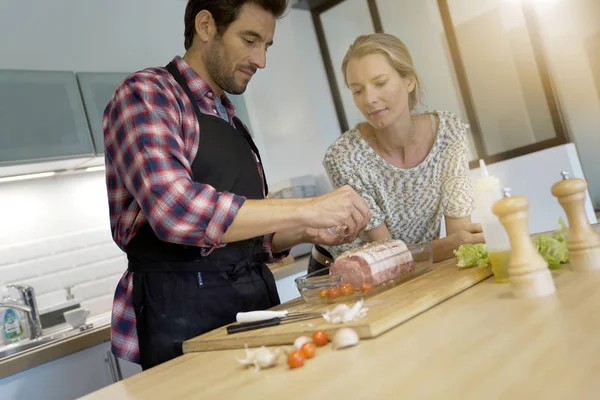 Junges Paar Bereitet Der Küche Eine Mahlzeit — Stockfoto