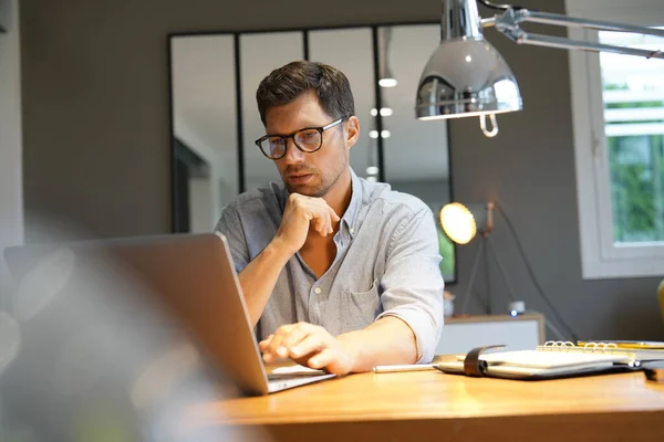 Uomo Mezza Età Che Lavora Laptop Ufficio — Foto Stock