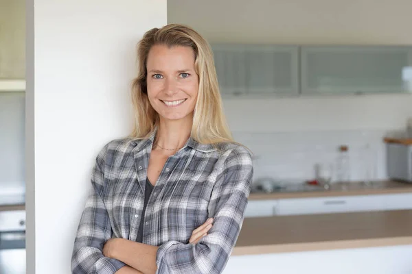 Aantrekkelijke Blonde Vrouw Staat Thuis — Stockfoto