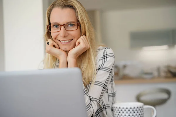 Young Woman Glasses Working Front Her Computer — Stock Photo, Image