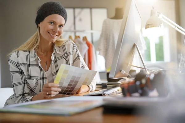 Jonge Vrouw Stylist Een Workshop — Stockfoto