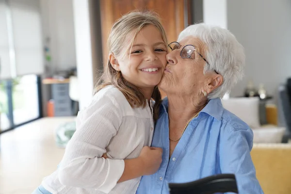 Urgroßmutter Gibt Kleinem Mädchen Einen Kuss — Stockfoto