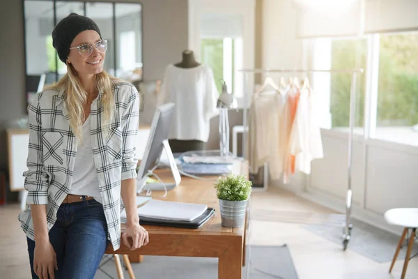 Jeune Femme Styliste Dans Atelier — Photo