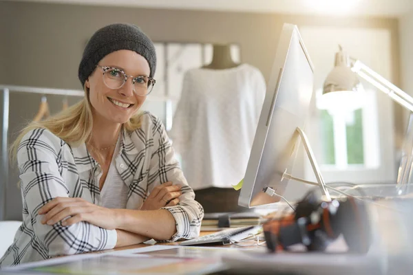 ワークショップで若い女性スタイリストが — ストック写真