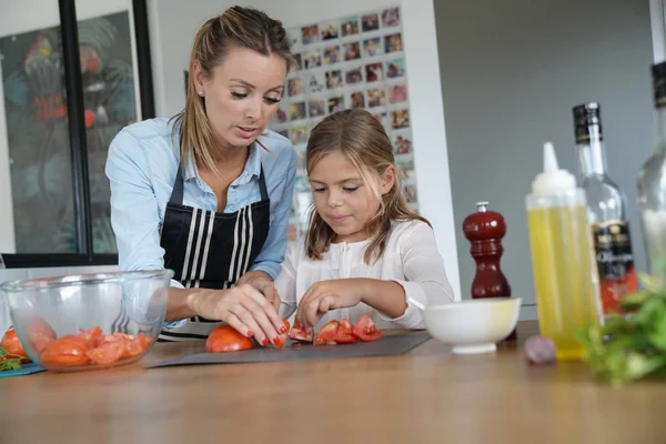 Moeder Dochter Maken Samen Eten — Stockfoto