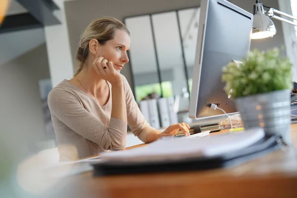 Jeune Femme Affaires Dans Bureau — Photo