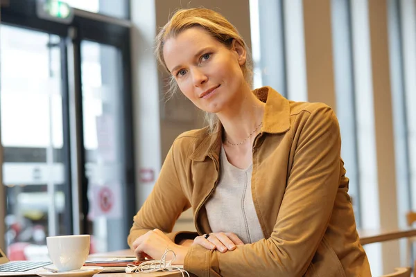 Jonge Zakenvrouw Glimlachen Een Cafetaria — Stockfoto