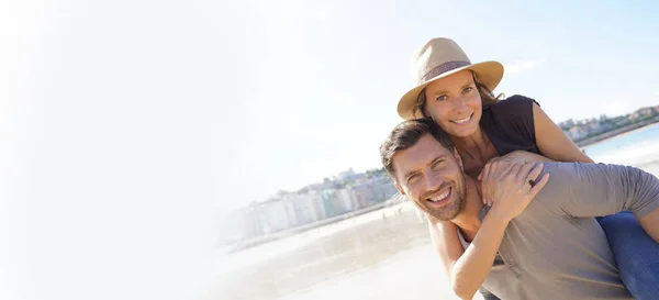 Coppia Mezza Età Diverte Spiaggia — Foto Stock