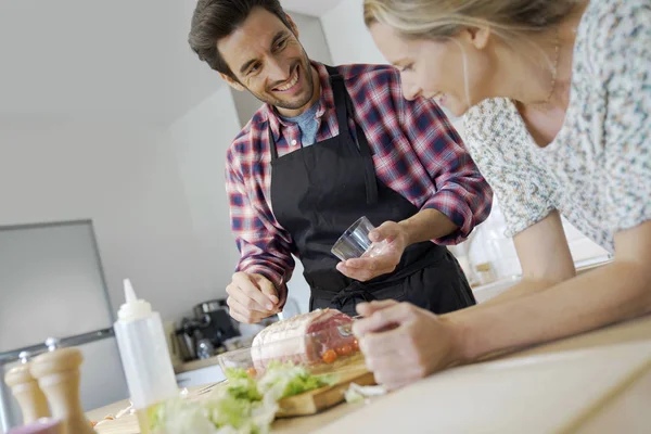 Jong Stel Bereidt Een Maaltijd Keuken — Stockfoto