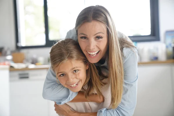 Porträtt Glada Mor Och Dotter — Stockfoto