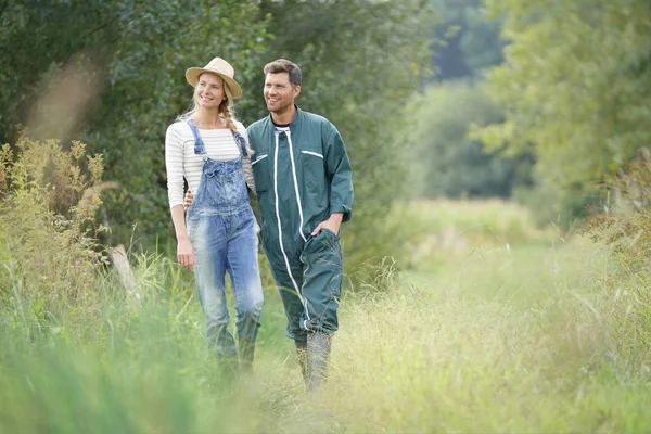 Couple Farmers Walking Field — Stock Photo, Image