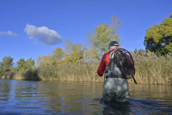 Fliegenfischer Herbst Und Schneller Fluss — Stockfoto