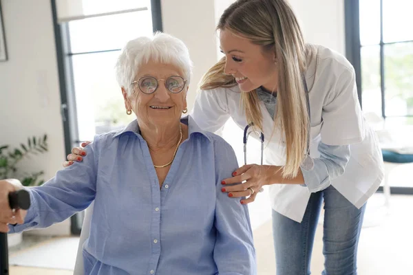 Porträtt Äldre Kvinna Med Sjuksköterska Thome — Stockfoto