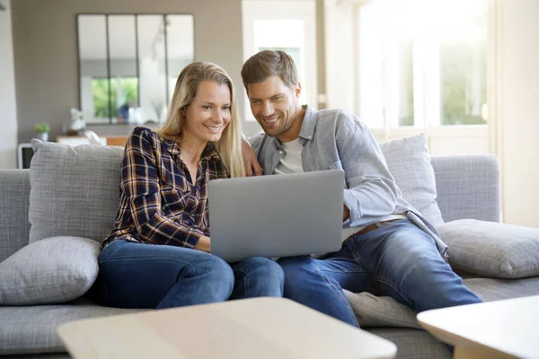 Pareja Alegre Casa Usando Ordenador Portátil —  Fotos de Stock