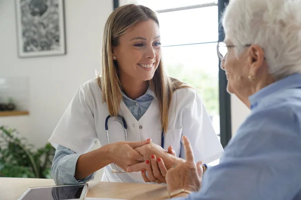 Oudere Vrouw Met Verpleegster Thuis — Stockfoto