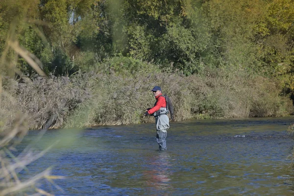 Volare Pescatore Autunno Fiume Veloce — Foto Stock