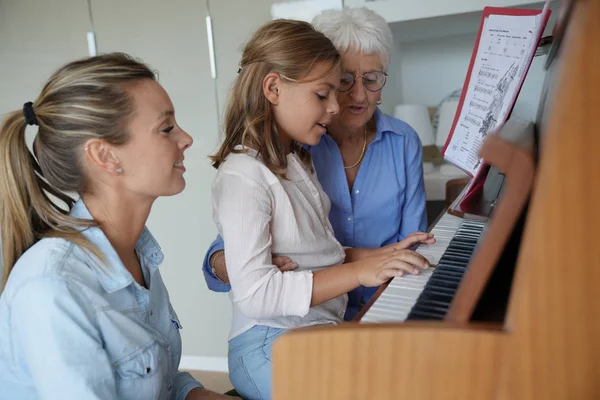 Menina Tocando Piano Mãe Avó Observando Ela Fotografia De Stock