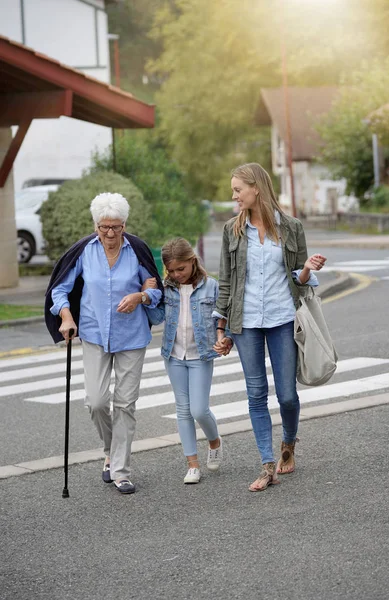 Nonna Madre Figlia Che Attraversano Strada Foto Stock Royalty Free