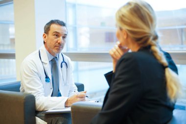 Doktorun muayenehanesinde uzman.