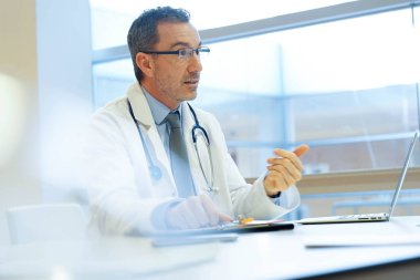 Doktorun muayenehanesinde uzman.