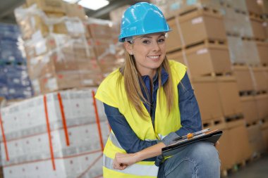 Mavi şapkalı depocu kadının portresi.