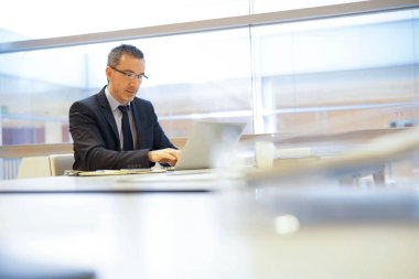 Modern ofiste çalışan bir yönetici.