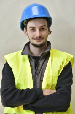 Güvenlik kasklı genç bir çırak, arka planda izole edilmiş.