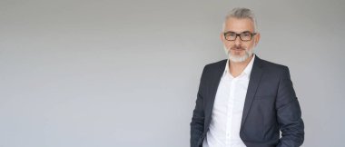 Gri arka planda duran iş adamının portresi - şablon