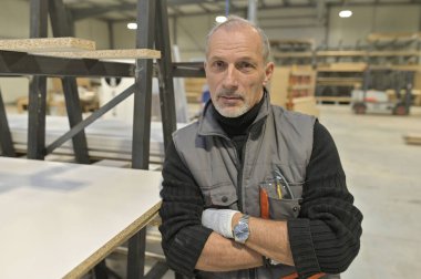 Atölyede duran marangozun portresi