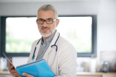 Gözlüklü olgun bir doktorun portresi