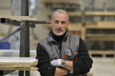 Atölyede duran marangozun portresi