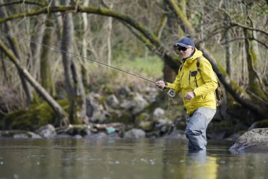 Kışın nehirde uçan balıkçılar
