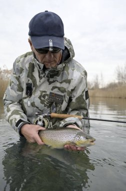 Sinekli güzel bir alabalık yakaladım.