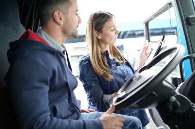 Kamyon şoförünün zamanlamasını kontrol eden lojistik yöneticisi