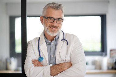 Gözlüklü olgun bir doktorun portresi