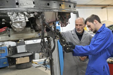 Araç üzerinde eğitmenli çırak