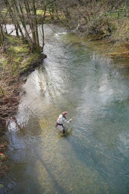 Kışın nehirde uçan balıkçılar