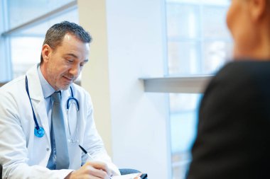 Doktorun muayenehanesinde uzman.