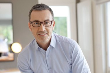 gözlük ile orta yaşlı adam portresi