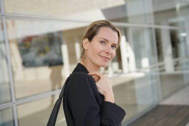 Yönetici kadın iş toplantısına katılacak.