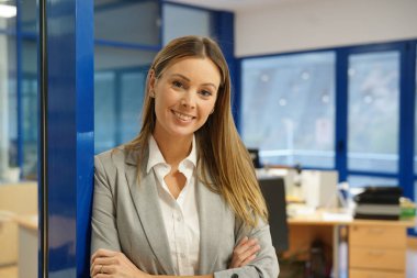 Ofiste duran bir iş kadınının portresi