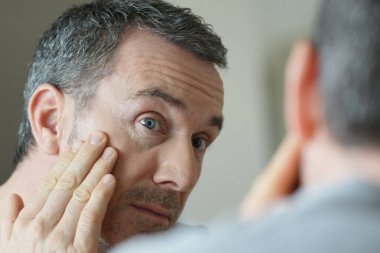 Aynanın önünde insan portresi, cilt bakımı