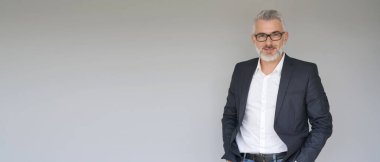 Gri arka planda duran iş adamının portresi - şablon