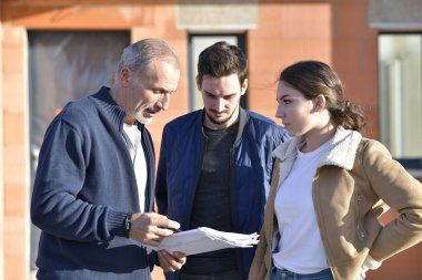 Genç çift inşaat halindeki evi ziyaret ediyor.