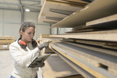 Marangoz deposunda çalışan genç bir çırak.