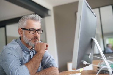 Office Masaüstü bilgisayarda çalışan adam