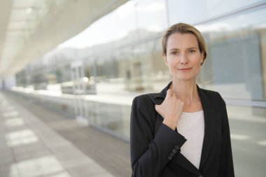 Yönetici kadın iş toplantısına katılacak.