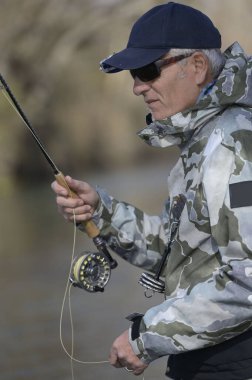 Kışın nehirde uçan balıkçılar