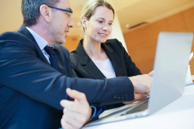 İş adamları modern ofiste toplanıyor.