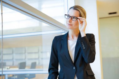 Pencerenin yanında duran iş kadınının portresi